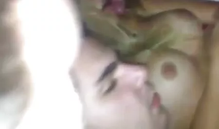 kama sutra วิดีโอ โด จิ น อนอยู่บนเตียงกับแข็ง milf