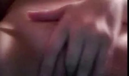 เด็กผู้ชายแสดงใหญ่หัวนมธรรมชาติ ดู วิดีโอ โป็